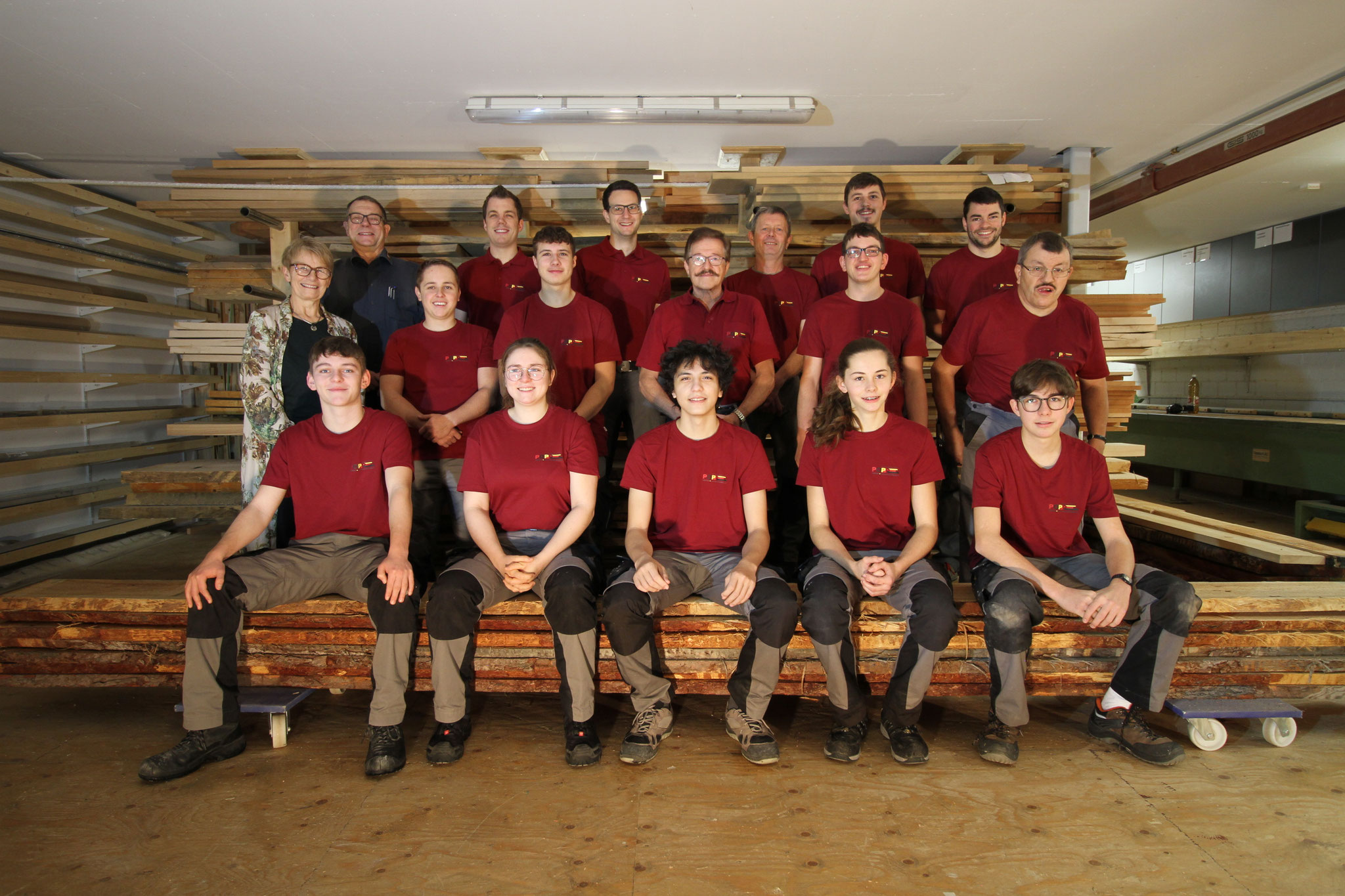 Das Team der Schreinerei Popp AG im Holzlager der Werkstatt